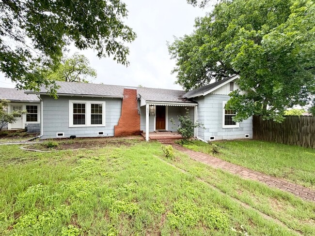 Building Photo - Spacious 3 bedroom with its own micro-park!