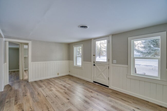 Photo - Crisp Remodeled 3-Bdr in Heart of Sisters!