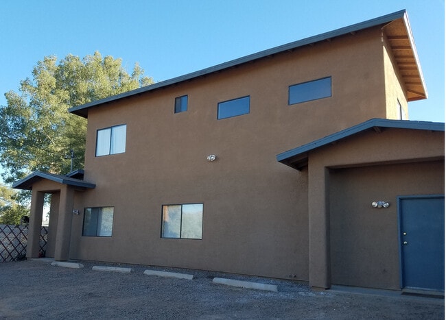 Photo - 1245 E Waverly St Unit 6 bed 3 bath