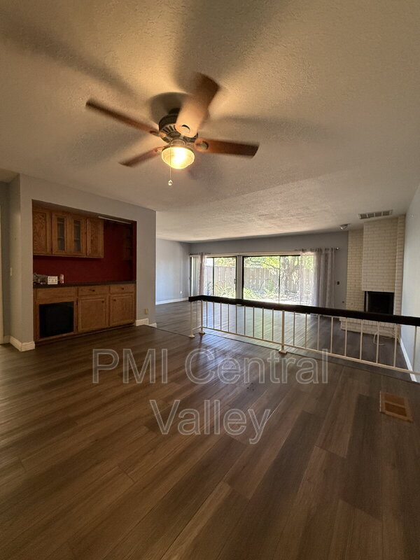 1725 Edgebrook Dr