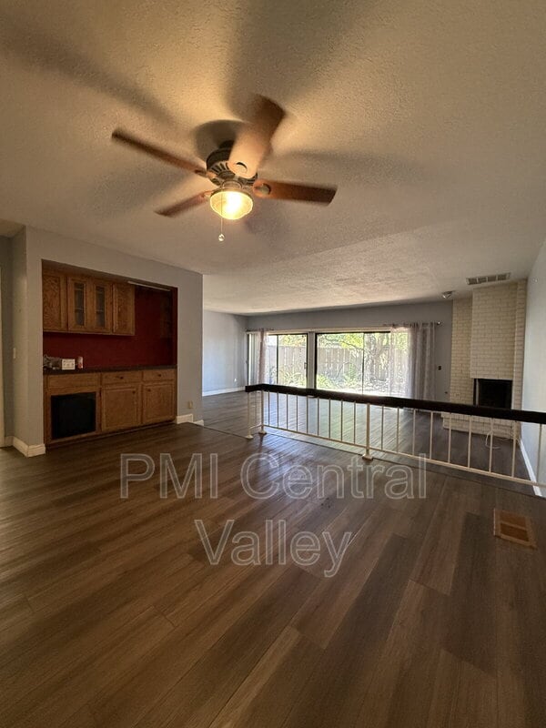 Photo - 1725 Edgebrook Dr