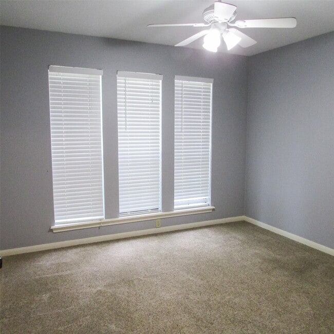Photo - 2232 Azalea Cir