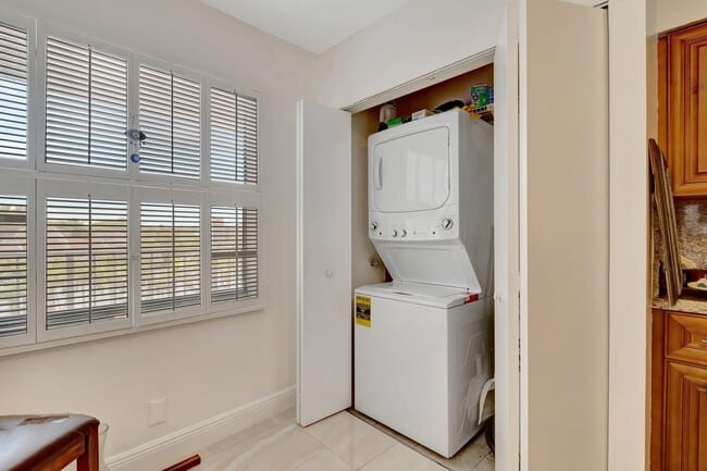 Photo - 14723 Cumberland Dr Unit 404 B