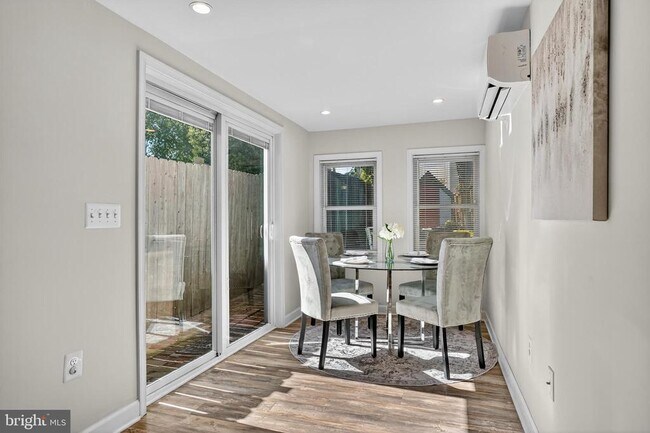 Photo - 312 N Henry St