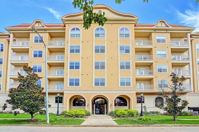 Building Photo - 2203 Dorrington St Unit 306