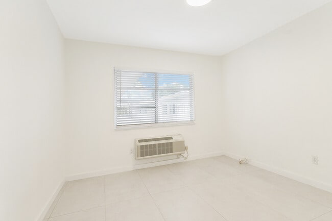 Building Photo - 6930 Rue Versailles Dr Unit # 24 Rental