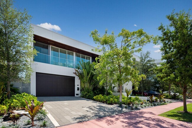 Photo - 1051 W 48th St