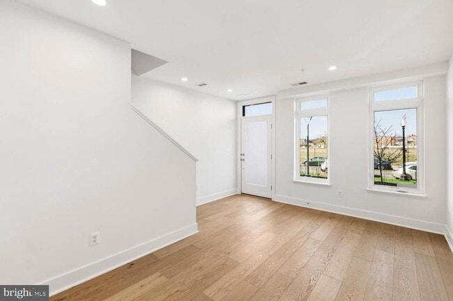 Photo - 2607 1st St NW