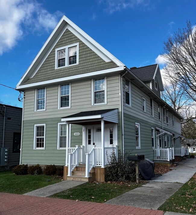 Building Photo - 10632 Main St Unit Upper Front #1
