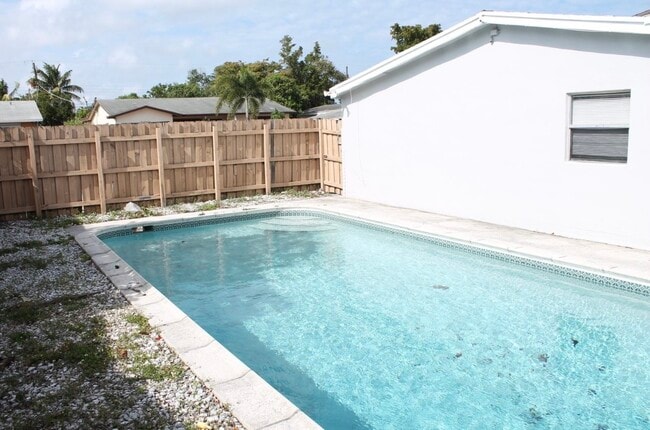 Photo - 320 NE 26th St