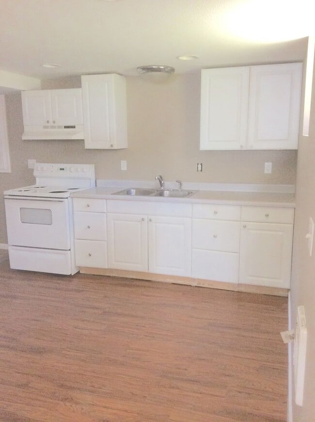 Building Photo - Cora House Unit Apt B