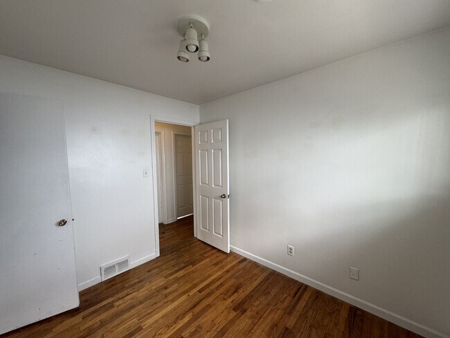 Photo - 29203 Oakwood St