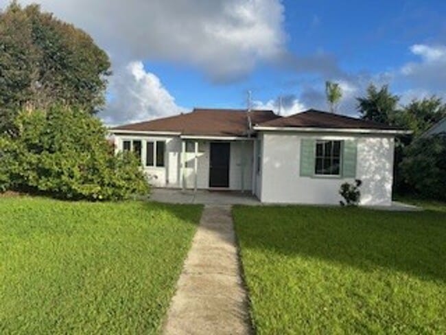 Building Photo - Three Bedroom Single Family Home