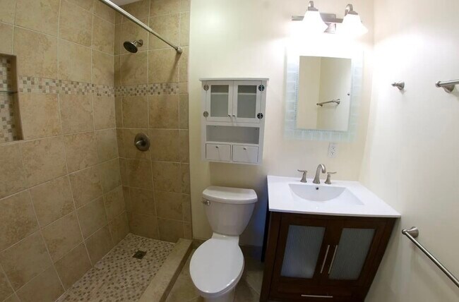 Photo - 328 W 6th St