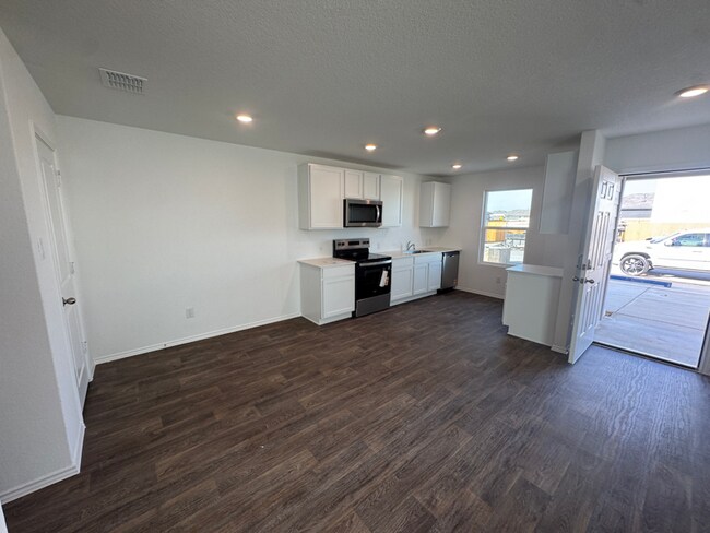 Photo - 2058 Zephyr Lily