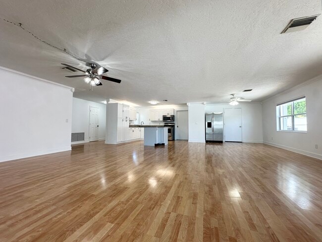 Photo - 1560 Salmon St