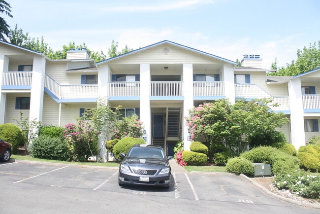 Building Photo - Top floor, 2drm, 2 full bath, open floor plan, pool, water, sewer, garbage included in rent