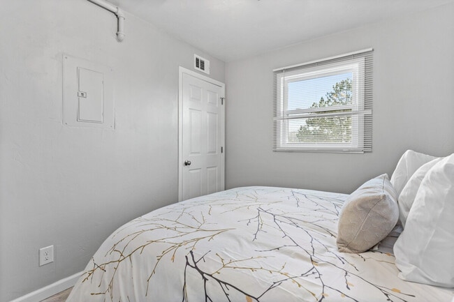 Photo - 826 W Browning St Unit ID1296527P