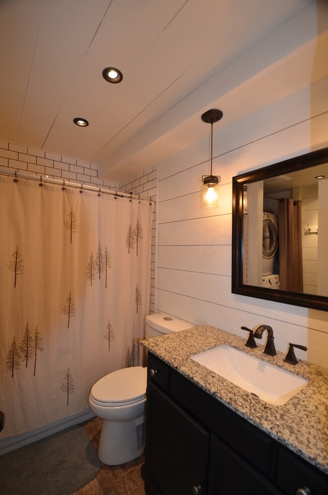 Photo - Updated Unit! Great Views! Year lease!