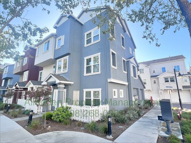 Building Photo - Newer Corner Townhome in Great Location! Central A/C & Pets Negotiable!