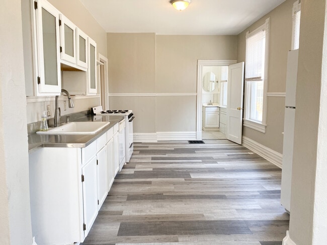 Kitchen - 432 E Whittier St Unit 432