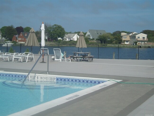 Photo - 30 W Neck Rd