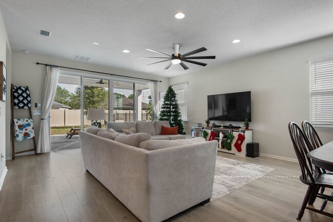 Photo - 143 Alderwood Pl