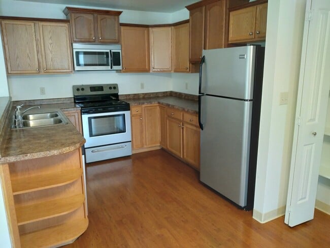 Building Photo - 2780 Hidden Dr