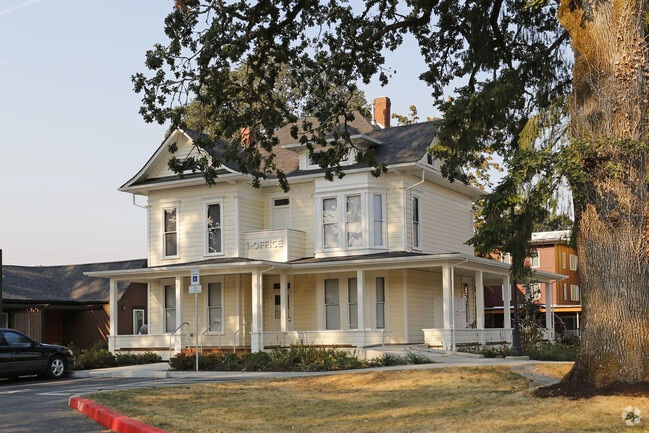 Photo - Deskins Commons Apartments