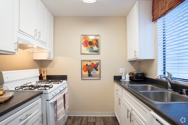 1BR, 1BA - 618SF - Residence D - Kitchen