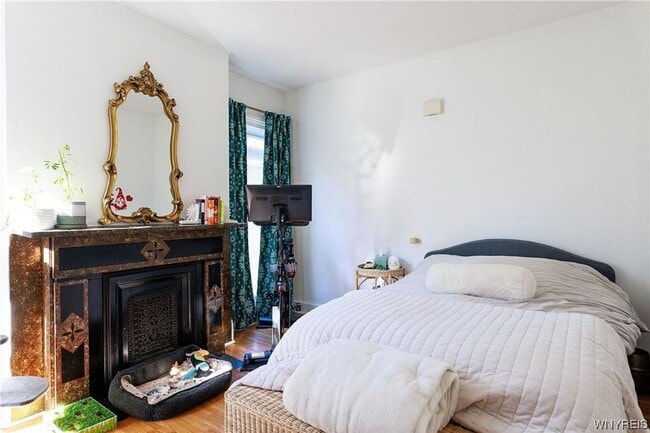 Photo - 129 College St Unit 3 - Upper Back