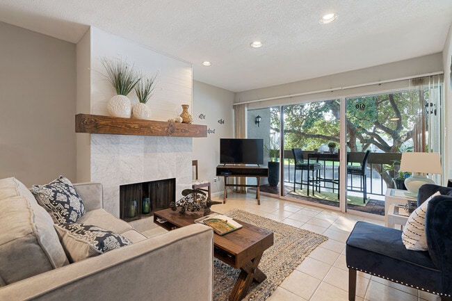 Building Photo - 12100 Melville Dr Unit 610