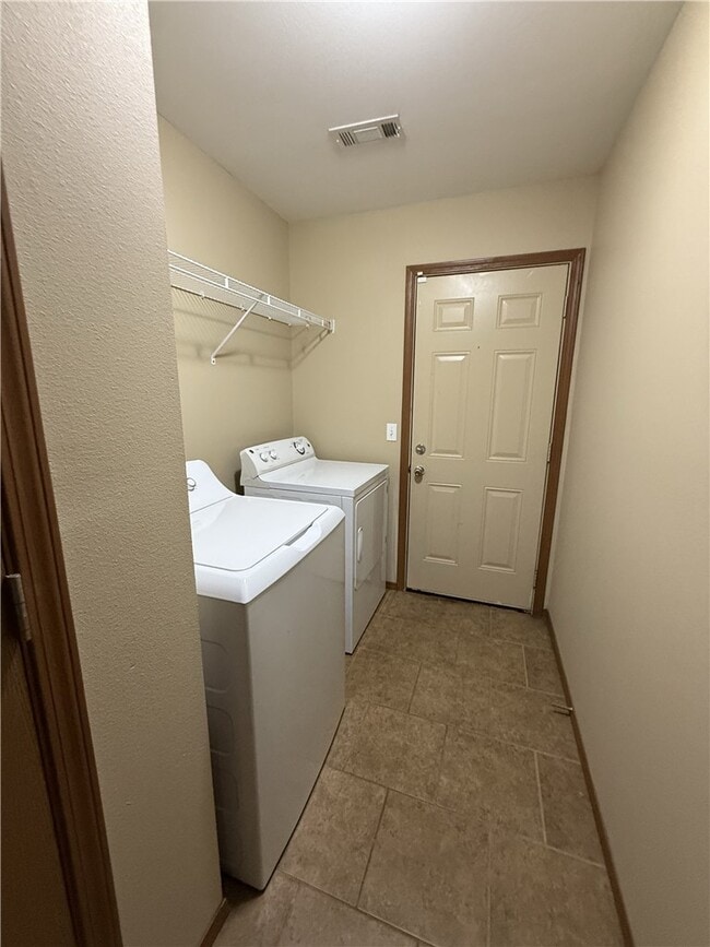Photo - 213 Foxglove St