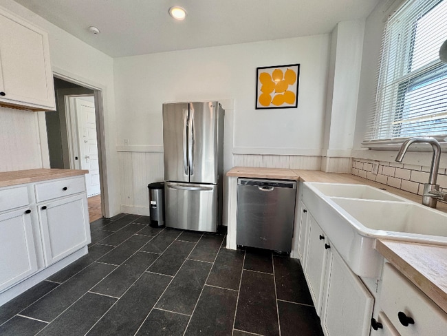 Photo - 1400 Bemis St SE