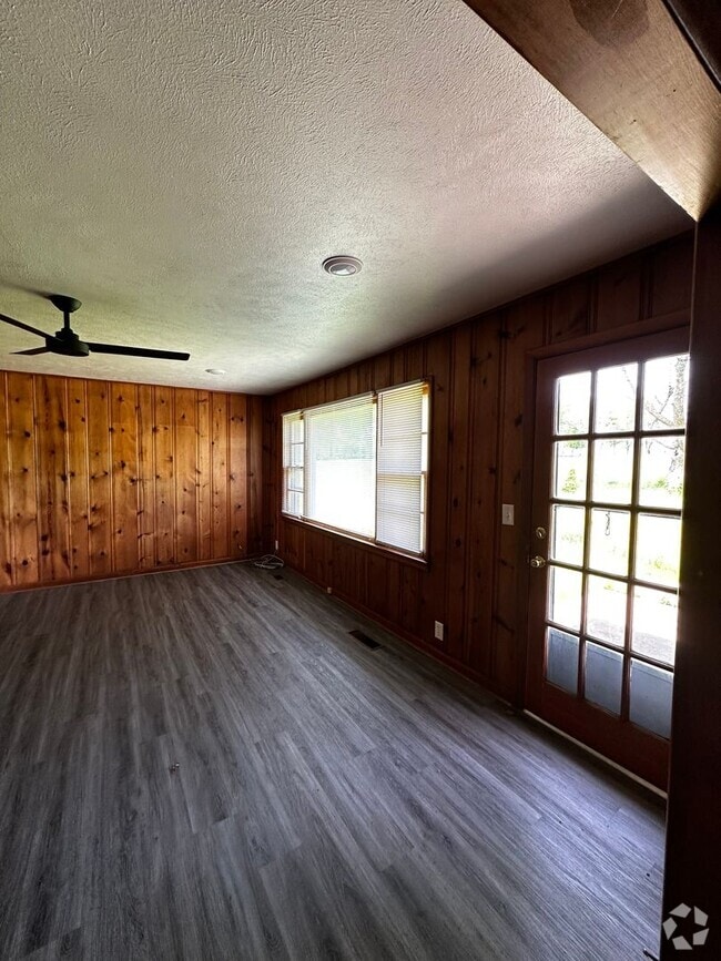 Building Photo - Residence or Office on Corner Lot! Rental