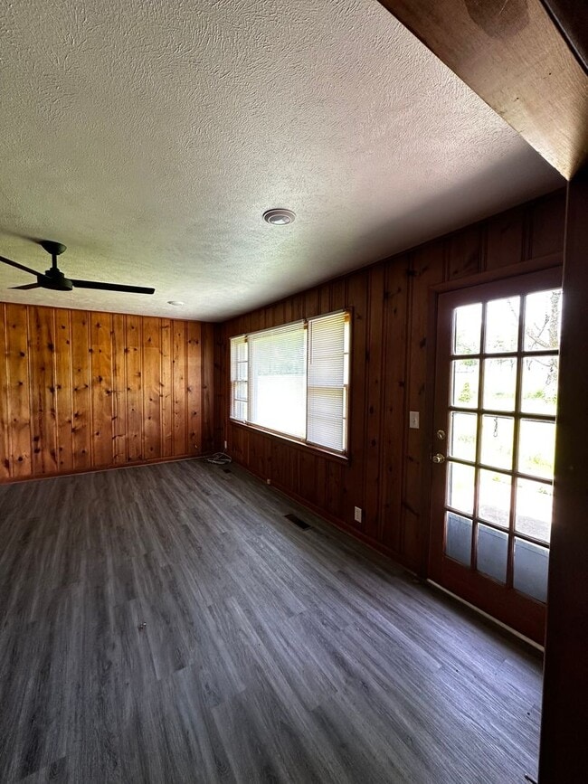 Building Photo - Residence or Office on Corner Lot! Rental