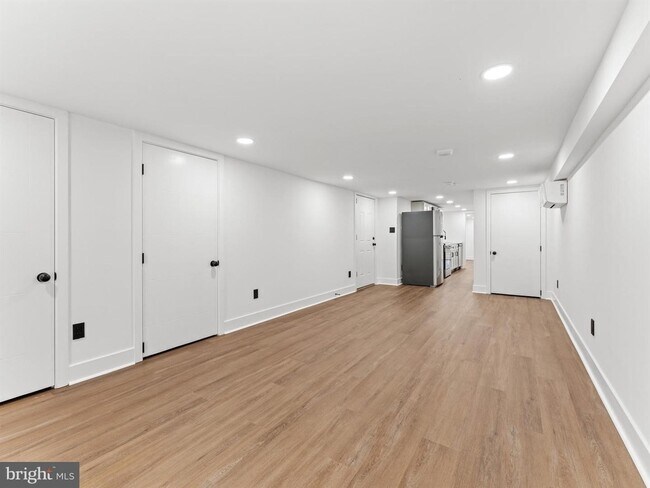 Photo - 4927 Catharine St