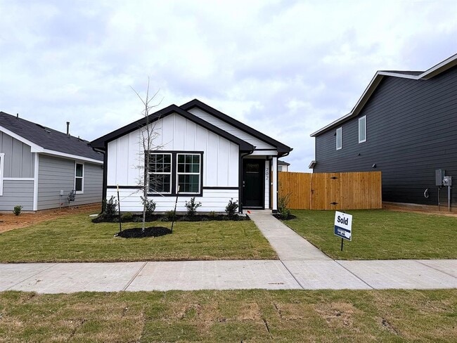 Building Photo - 202 Constanza Trl