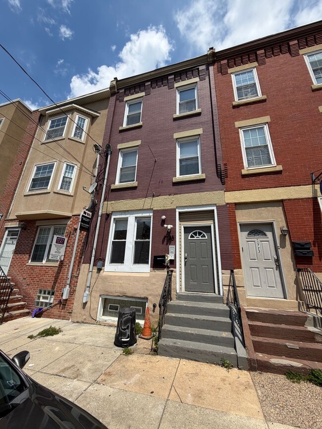Building Photo - 1725 W Berks St Unit 1725 W. Berks Street _ B