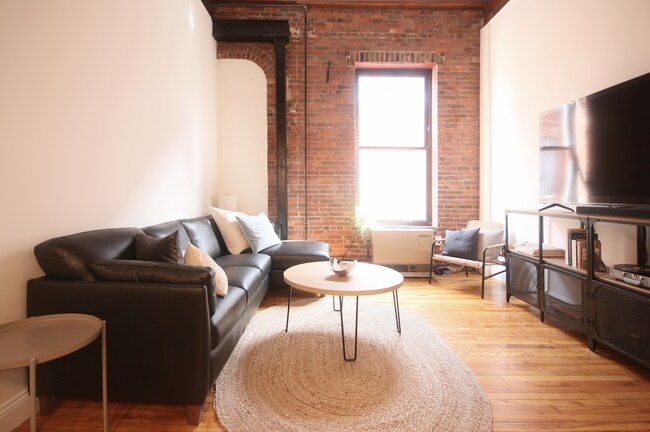 Living Area - 99 Silver St Unit 3-3