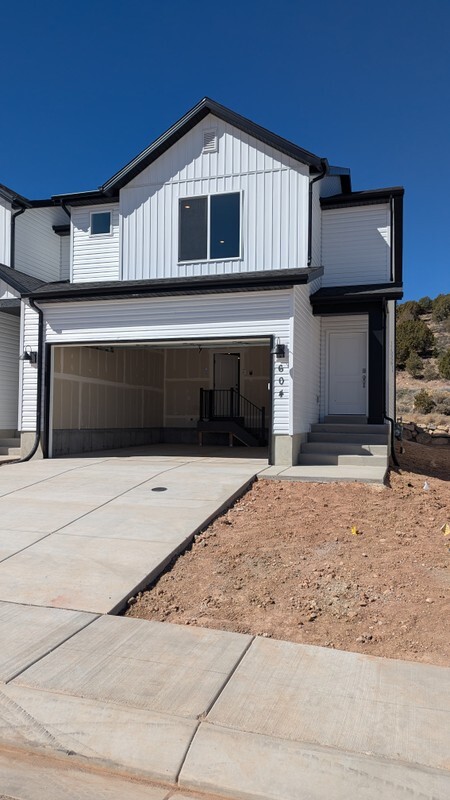 Building Photo - 604 S Rockwell Ln