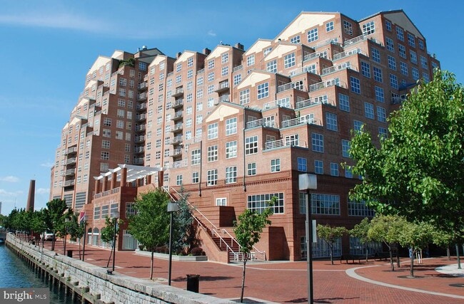 Building Photo - 250 S President St Unit 702