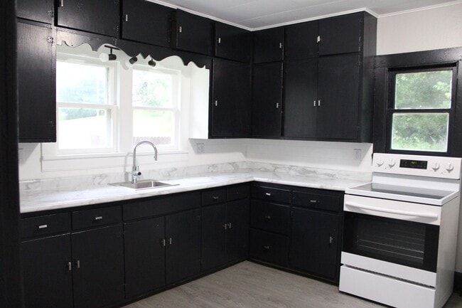 Photo - 405 Lindoo Ave E