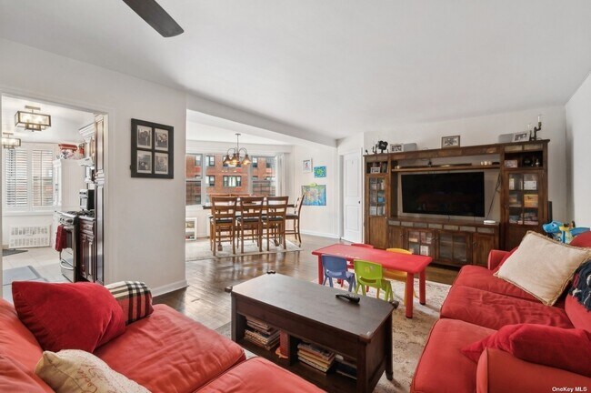 Photo - 125-10 Queens Blvd