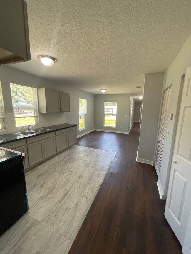 Photo - 3 Bedroom 2 Bath Single Family home : Available Now!