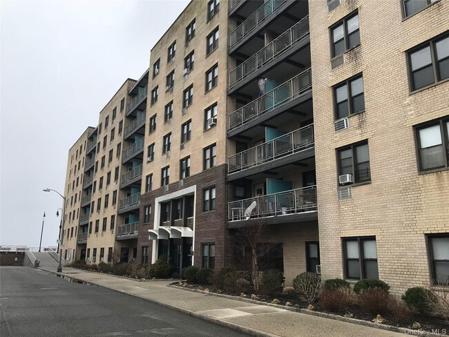 Building Photo - 25 Franklin Blvd Unit 4P