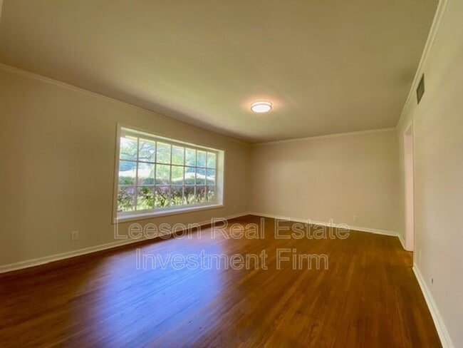 Photo - 208 Bruce Ave