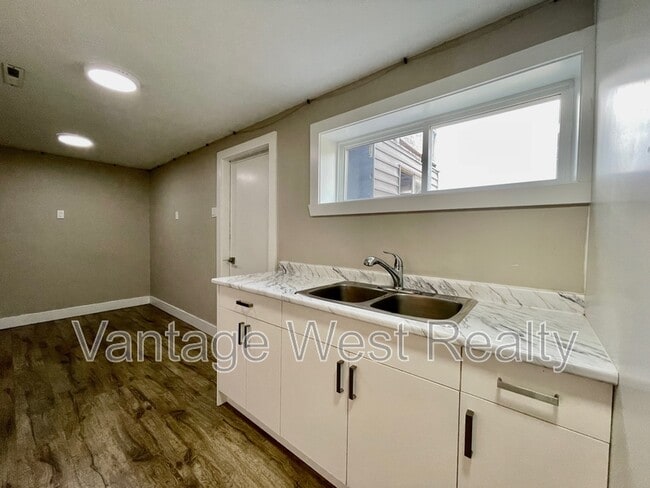 Photo - 315 Prior Rd S