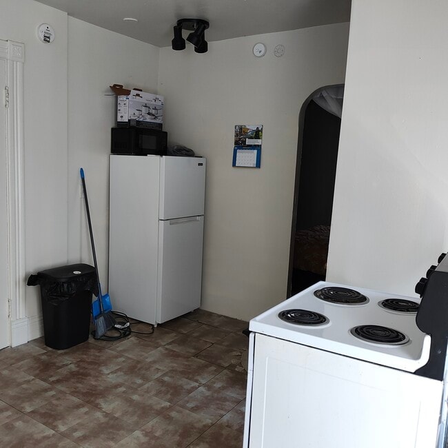 Photo - 535 W 8th St Unidad 2nd floor front