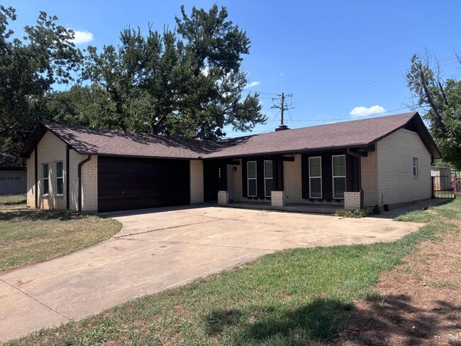 Building Photo - 3/2/2 Newly remodeled home with new appliances, flooring and much more!